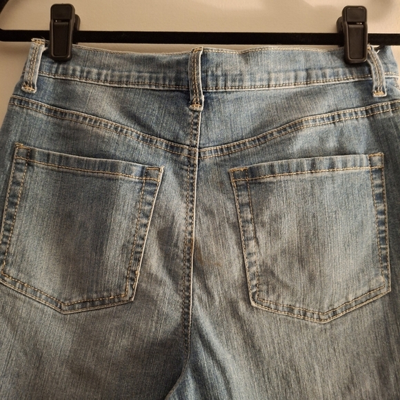 Gloria Vanderbilt Women's Blue Denim Shorts With Floral Embroidery - Picture 7 of 9